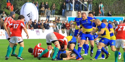 Ovidiu Toniţă păstrează balonul pe înaintare * Foto: Marian Burlacu (Lisabona)