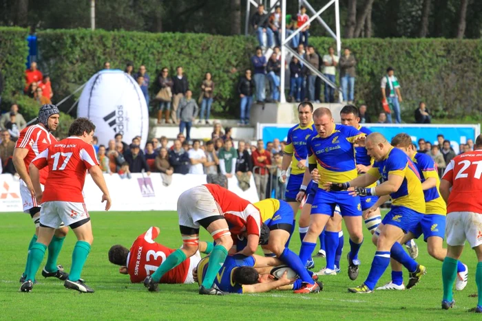 Ovidiu Toniţă păstrează balonul pe înaintare * Foto: Marian Burlacu (Lisabona)