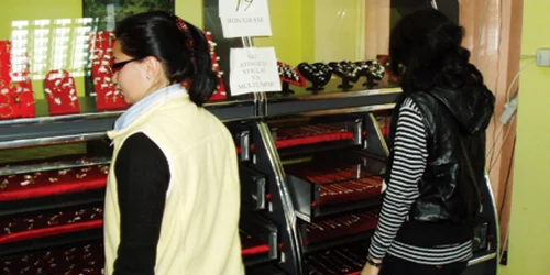 Botoşănenii lasă la casele de amanet inele, verighete, pandative, brăţări şi lănţişoare de aur 