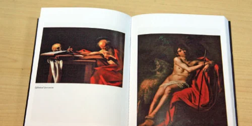 Romanul „Fluturele negru“ cuprinde şi câteva reproduceri color după lucrări ale pictorului Caravaggio