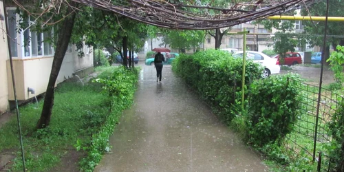 Astăzi şi mâine, meteorologii avertizează că va ploua cu tunete şi fulgere