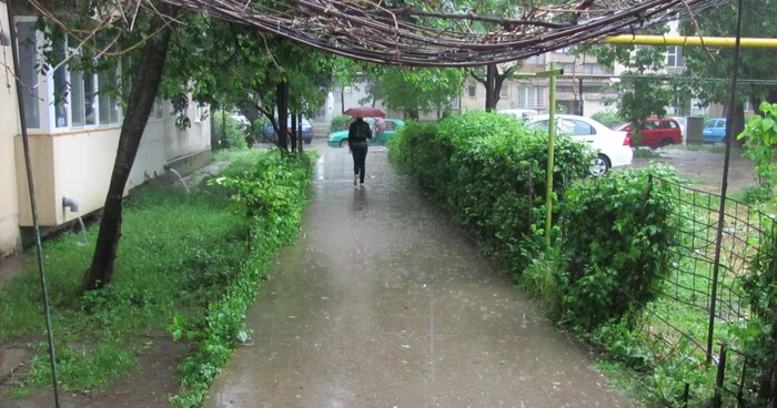 Astăzi şi mâine, meteorologii avertizează că va ploua cu tunete şi fulgere