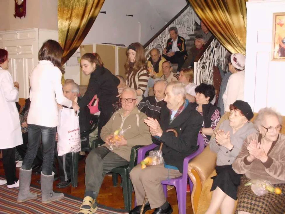Copiii au împărțit cadouri bătrânilor