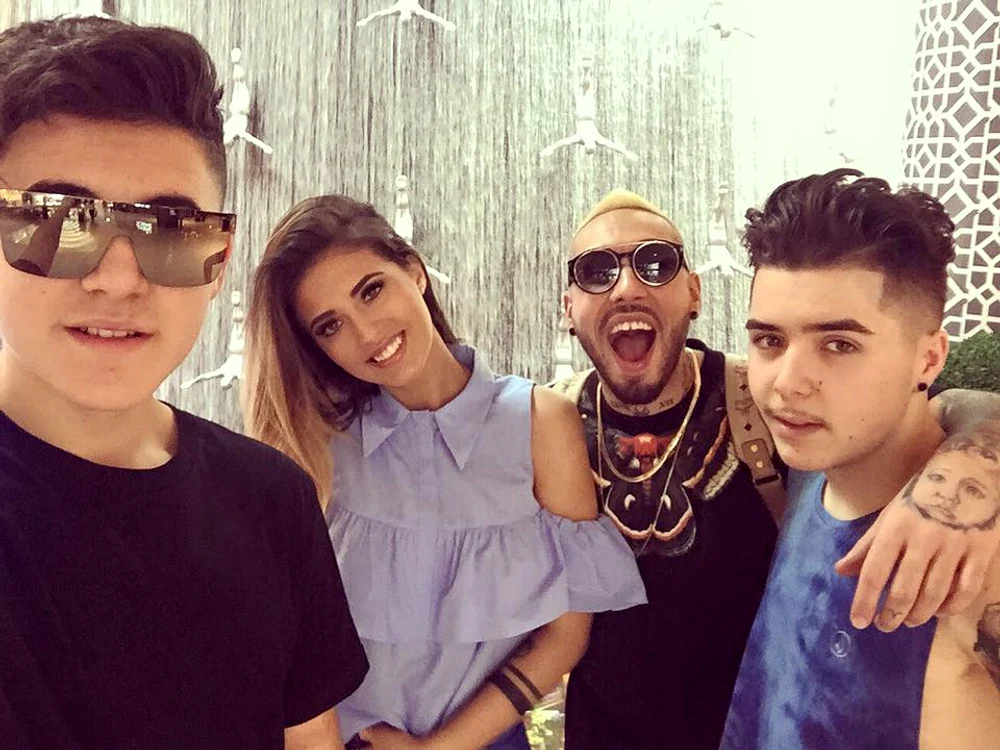 
    Alex Velea și Antonia, alături de băieții "adoptivi" Lino Golden și Mario Freshfoto: arhiva personală  