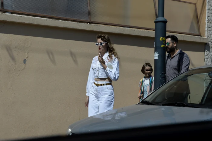 Mikaela și „tatăl vitreg” par să se înțeleagă bine 