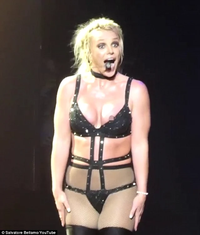 Sfârcul a ieşit din sutien în mijlocul melodie