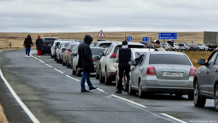 Ruşii care au fugit în septembrie 2022 de mobilizare au stat la coadă la graniţa cu Kazahstanul