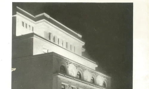 Clădirea denumită Blocul Rosenthal, aici într o imagine din anii 40, a fost inaugurată în 1939 ca sediu pentru „Casa de Pensii, Împrumuturi și Ajutoare”, pentru angajații BNR jpeg