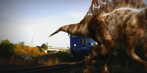 Un dinozaur traversează calea ferată prin fața unui tren lângă pasarela de pe strada Botizului (captură video) 