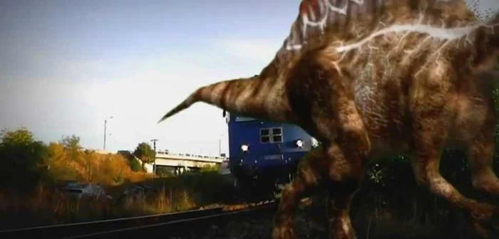 Un dinozaur traversează calea ferată prin fața unui tren lângă pasarela de pe strada Botizului (captură video) 