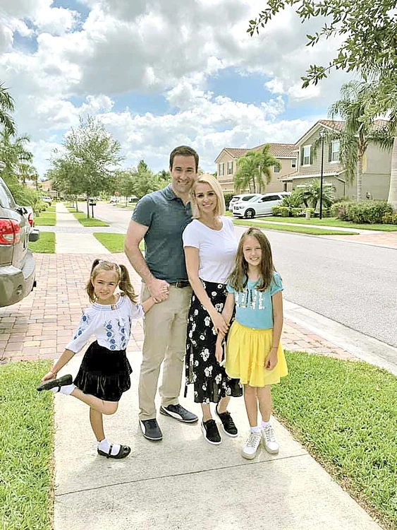 Florida Catrinel Sandu cu  iubitul și fiicele ei