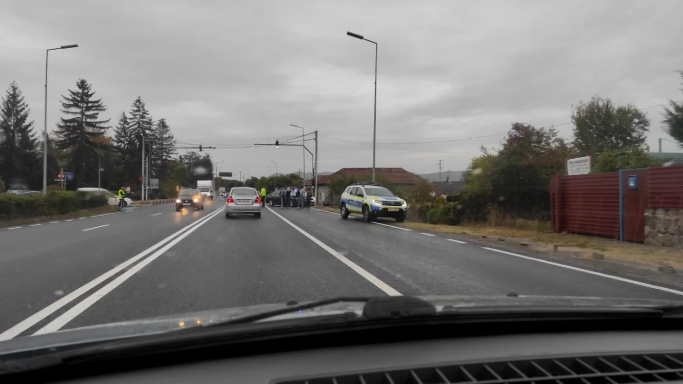 Carambol cu patru maşini la ieşire din Râmnicu Vâlcea pe DN 64 lângă Benzinăria OMW din Troianu Foto Adevărul - credit Adrian Enache