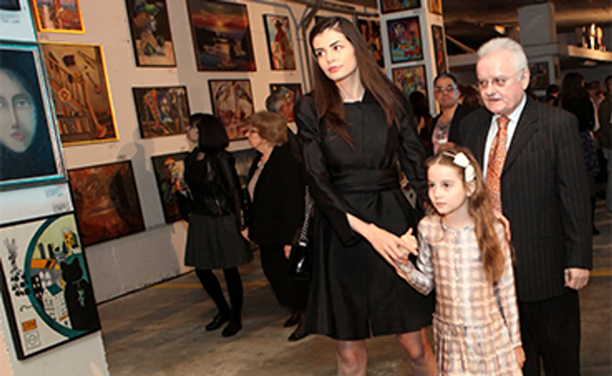 Pe vremea când forma o familie fericită cu Monica şi fiica lor, Irina