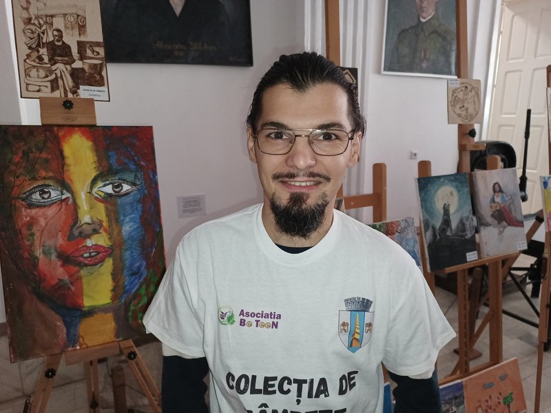 Tânăr cu dizabilități pasionat de pictură: „Îmi doresc să transmit idei despre o lume mai bună și mai frumoasă“ FOTO
