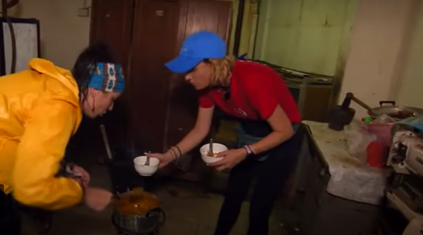 Carmen și Andreea Negoiță. FOTO  captură YouTube Asia Express