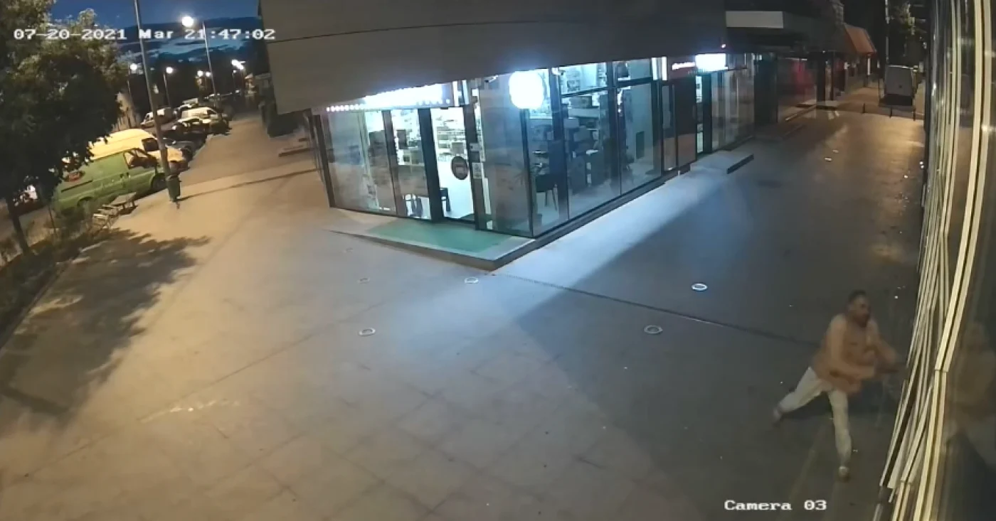 Van Damme surprins de camerele de supraveghere în timp ce distrugea cu sapa geamurile centrului comercial din Câmpina FOTO Captură video