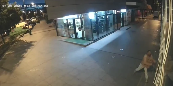 Un barbat a spart cu o sapa geamurile unui centru comerical din Câmpina