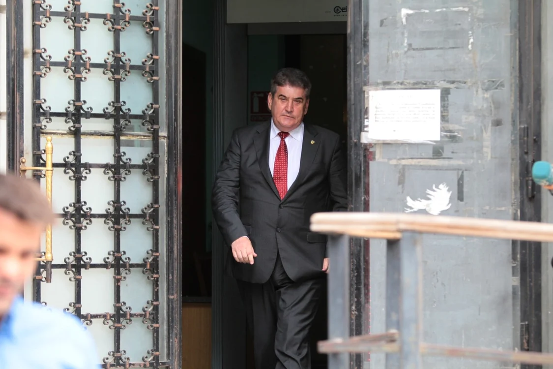 Vineri, după ce fusese solicitat avizul pentru urmărirea sa penală, Oprea scria, pe Facebook, că este nevinovat pentru moartea poliţistului Bogdan Gigină FOTO Eduard Enea
