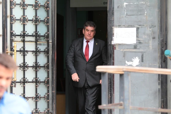 Vineri, după ce fusese solicitat avizul pentru urmărirea sa penală, Oprea scria, pe Facebook, că este nevinovat pentru moartea poliţistului Bogdan Gigină FOTO Eduard Enea