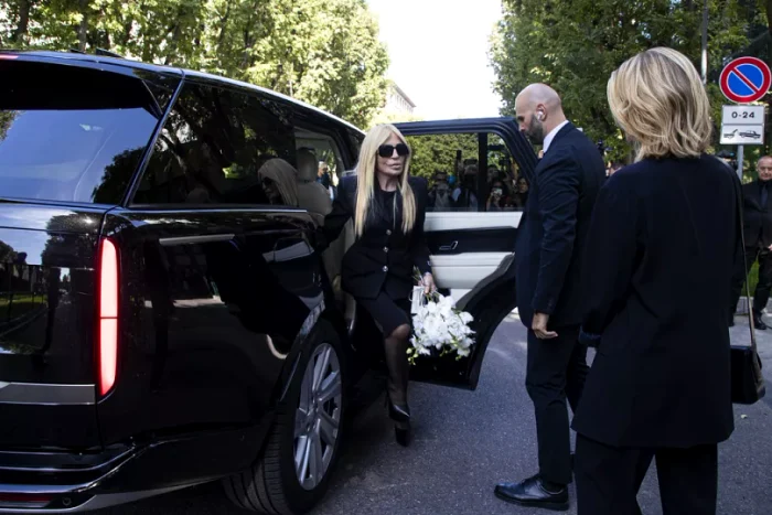 Donatella Versace a fost la priveghiul regretatului designer de modă / Sursa foto: LaPresse