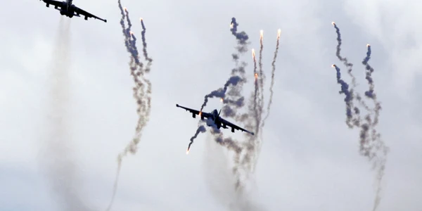 Avioane Su-25 in timpul unui spectacol aerican FOTO EPA-EFE