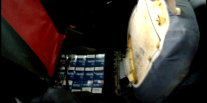 Poliţiştii de frontieră din Moldova-Veche au descoperit, într-un Ford Escort 9000 de ţigarete marca „Pall Mall”.