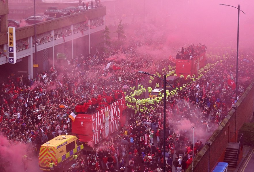 O mașină a intrat într-o mulțime de suporteri în timpul paradei victoriei echipei FC Liverpool. „Puteai auzi loviturile când trecea peste oameni”