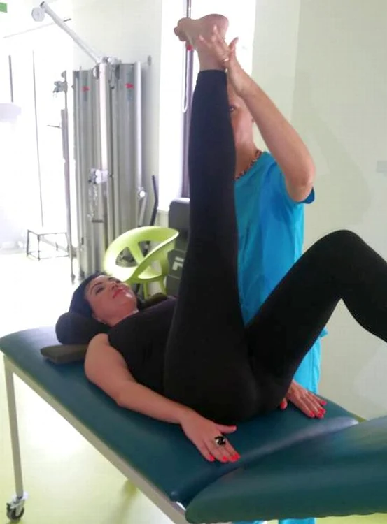 Adriana Bahmuțeanu (42 de ani) merge la o clinică unde face exerciţii sub supraveghere