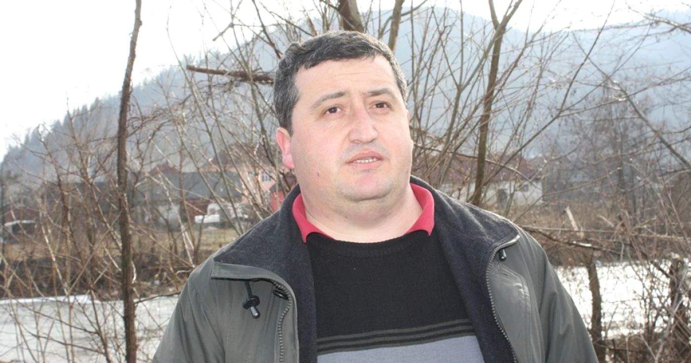 Preotul Vasile Rus se luptă cu gunoaiele de mai bine de un an FOTO: Bianca Sara