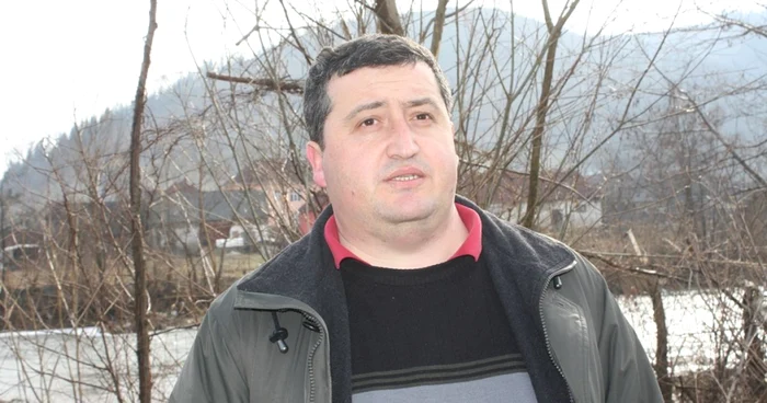 Preotul Vasile Rus se luptă cu gunoaiele de mai bine de un an FOTO: Bianca Sara