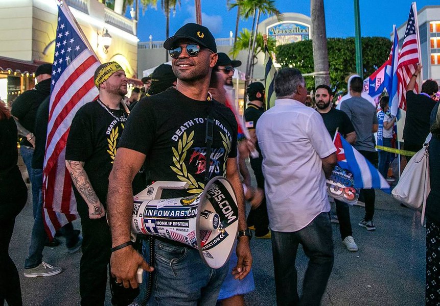 Liderul Proud Boys, condamnat la 22 de ani de închisoare în legătură cu revolta de la Capitoliu, cere să fie grațiat de Trump