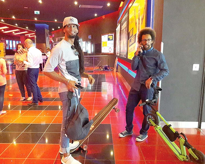 Ghedi Kamara nu se mai desparte de trotineta lui de 3.400 de lei