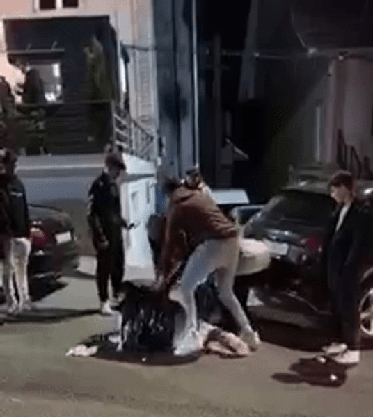 Bătaie în stradă, la Cajvana, lângă Postul de Poliție. Agresarea unui tânăr, filmată de martori care se distrau VIDEO