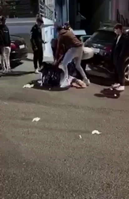 Tânăr bătut în stradă la Cavajna FOTO Captură video