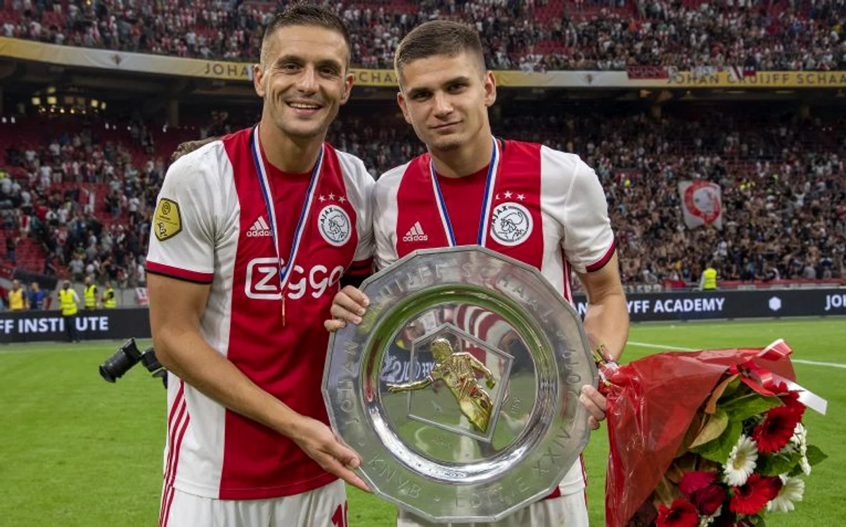 
    Razvan Marin, cu trofeul Supecupei Olandei cucerit cu AjaxFOTO: Profimedia  