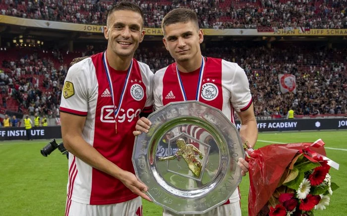 
    Razvan Marin, cu trofeul Supecupei Olandei cucerit cu AjaxFOTO: Profimedia  