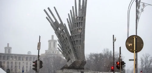 Monumentul Aripi de la Piaţa Presei FOTO Mediafax 