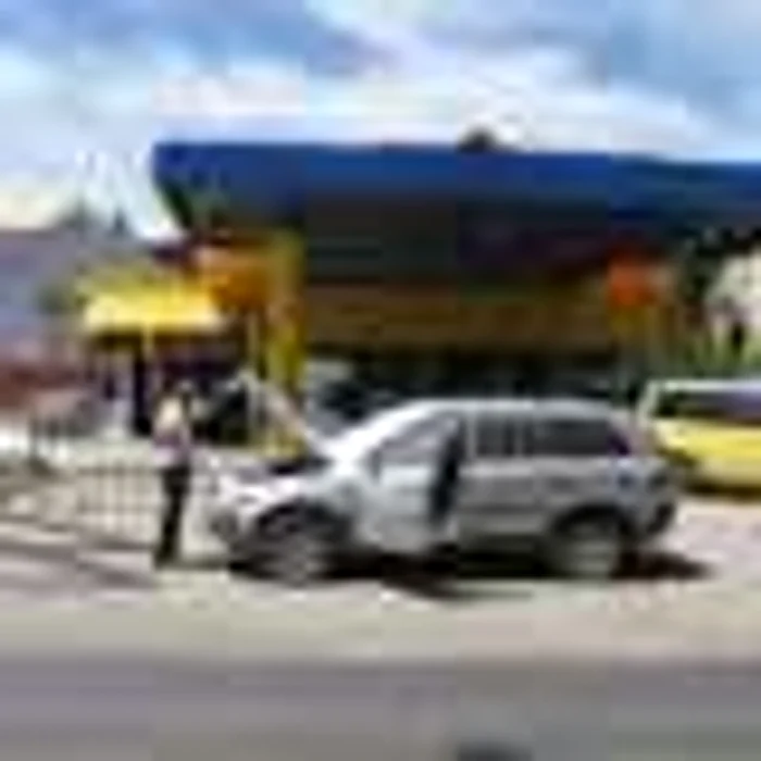 Neamţ: Maşină incendiată în staţia PECO