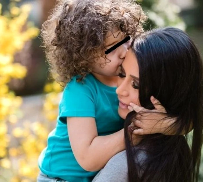 
    Elena și-a comandat o ținută specială pentru serbarea SofieiFoto: arhivă personală  