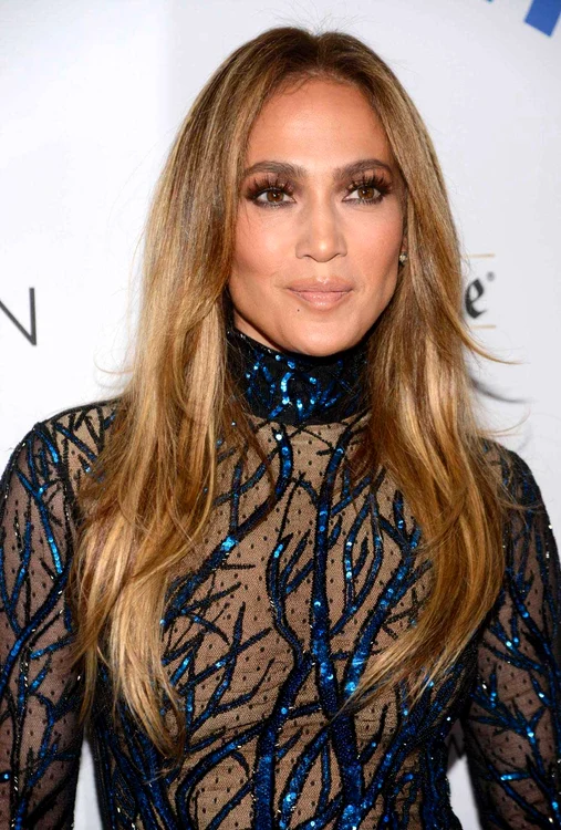 J.Lo se  bronzează  singură la  piscină