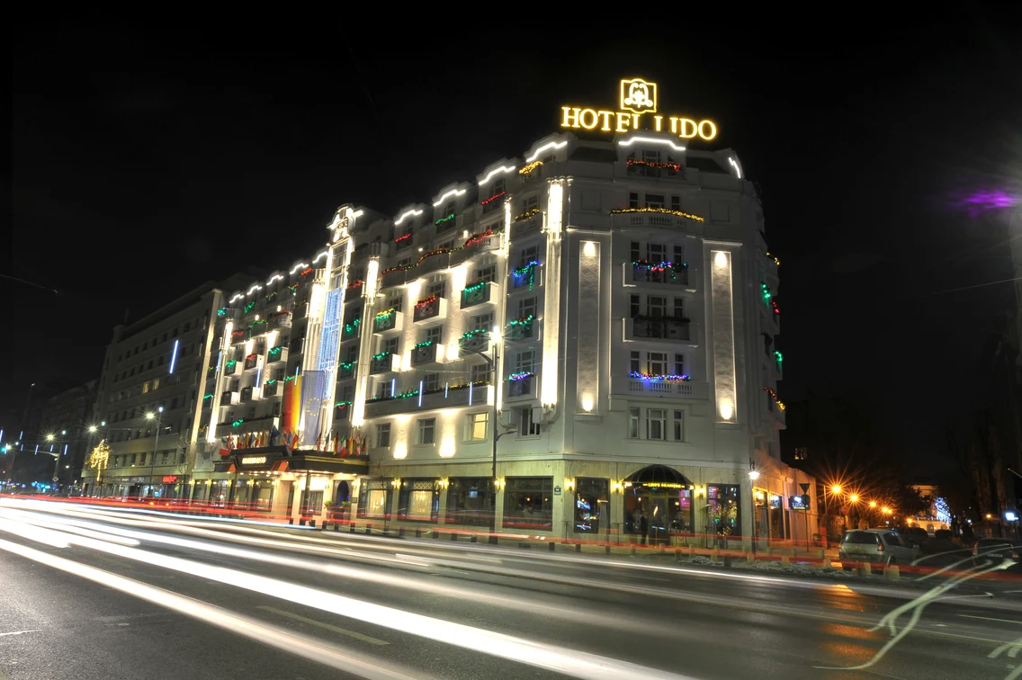 Hotelul Lido a fost restaurat și redeschis, în urmă cu câțiva ani, mai puțin terasa și piscina din spatele clădirii