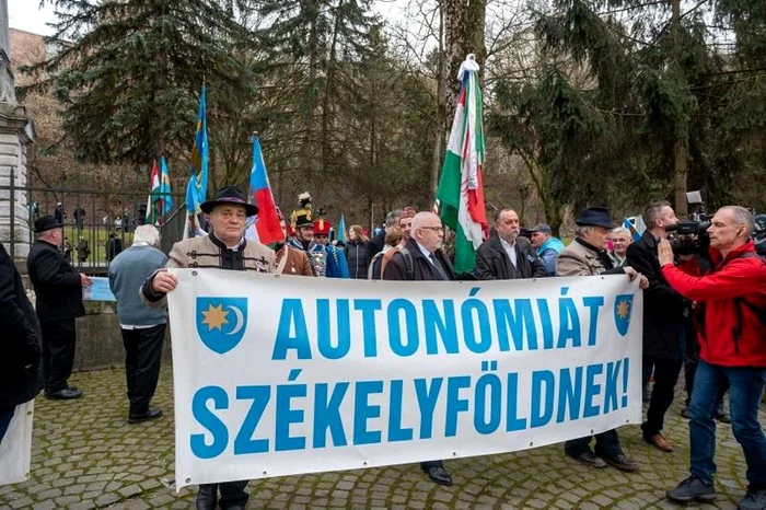 Peste 250 de persoane au semnat pentru autonomia Ţinutului Secuiesc. Foto Facebook/Laszlo Balazs 