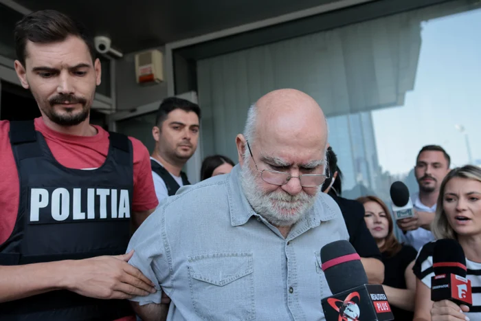 Alfred Bulai, în timp ce era escortat de polițiști FOTO: Inquam Photos/George Călin