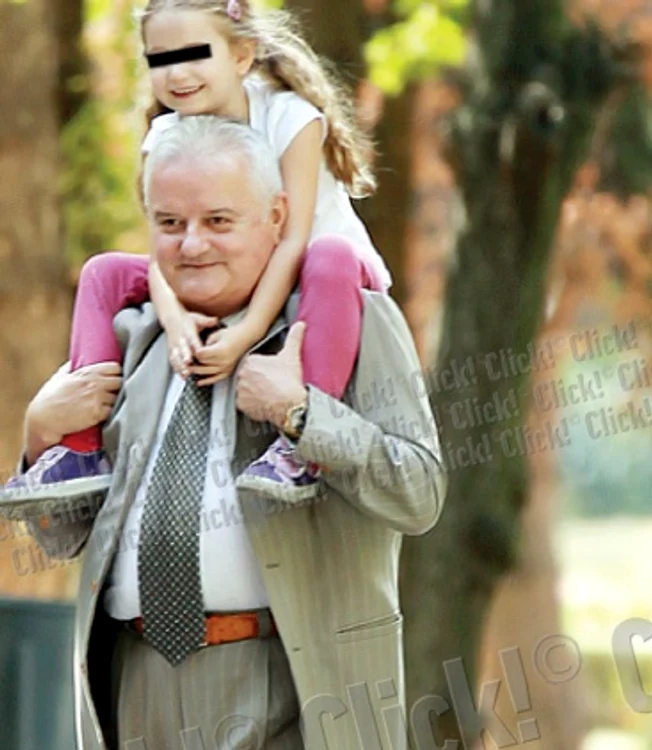Domnul Columbeanu şi-a cărat fetiţa în cârcă foarte vesel