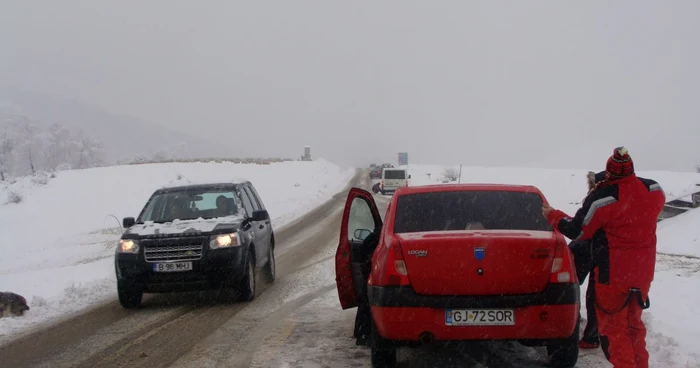 Transalpina este acoperit în continuare cu zăpadă la cote de peste 2000 de metri înalţime