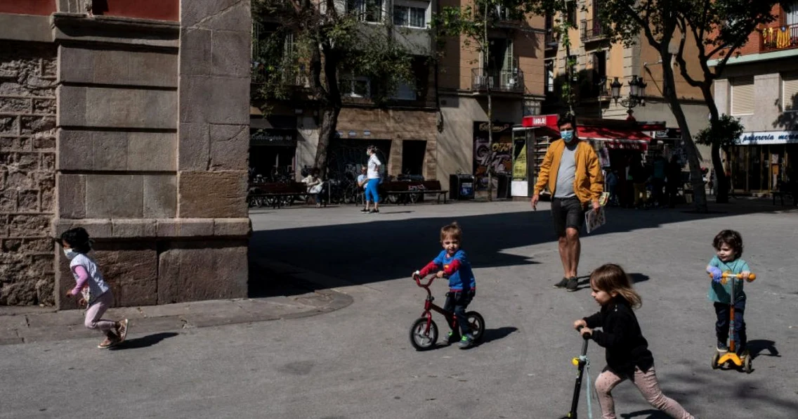 Copii si parinti la plimbare / joaca in Spania FOTO Guliver / Getty Images