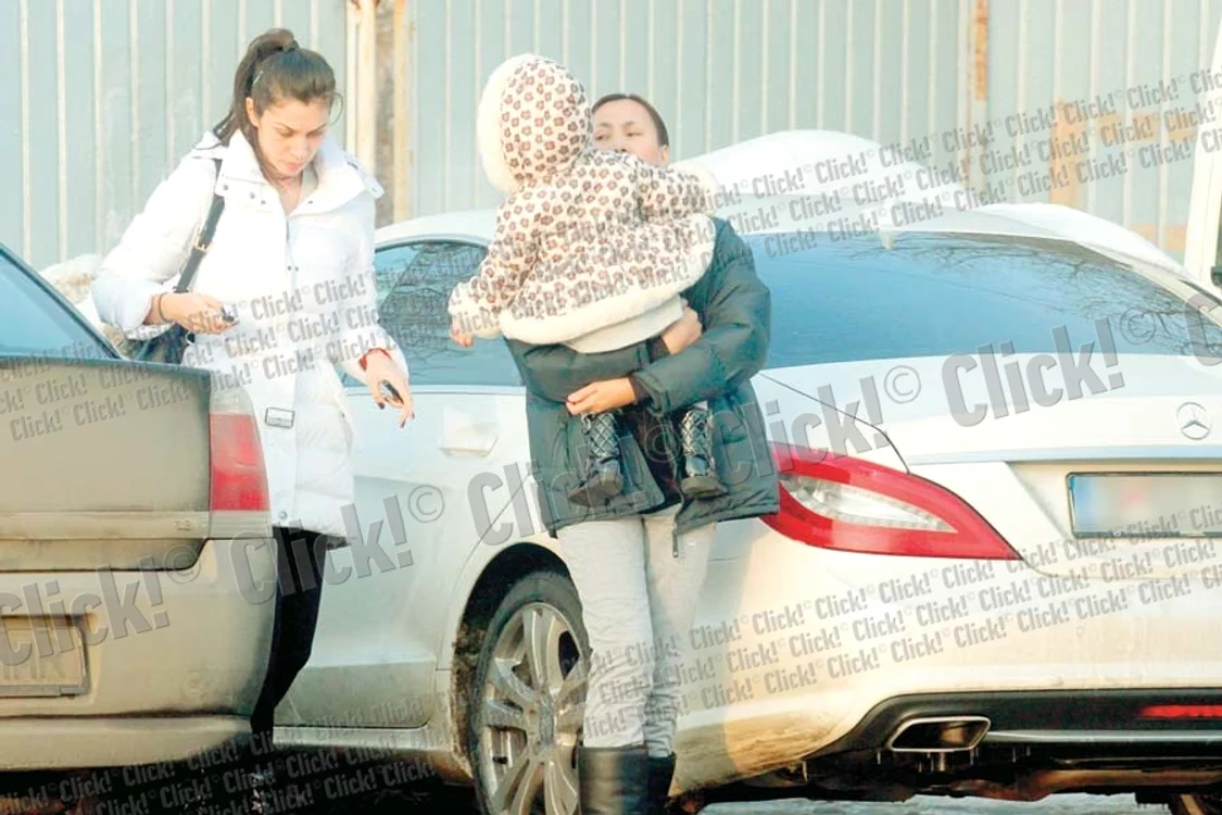 
    Noua angajată a lui  Pepe este grijulie  cu micuţa Maria.  Mămica Raluca pare  foarte relaxată  