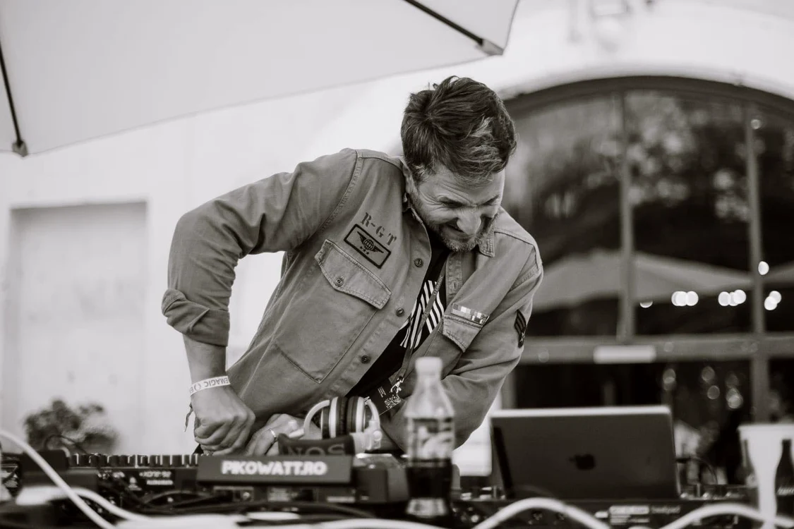 Andi Moisescu a revenit la vechea sa pasiune: este DJ la evenimente