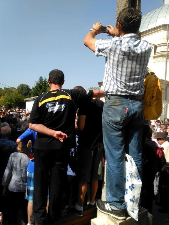 Zeci de oameni s-au urcat pe cruci ca să facă poze sicriului