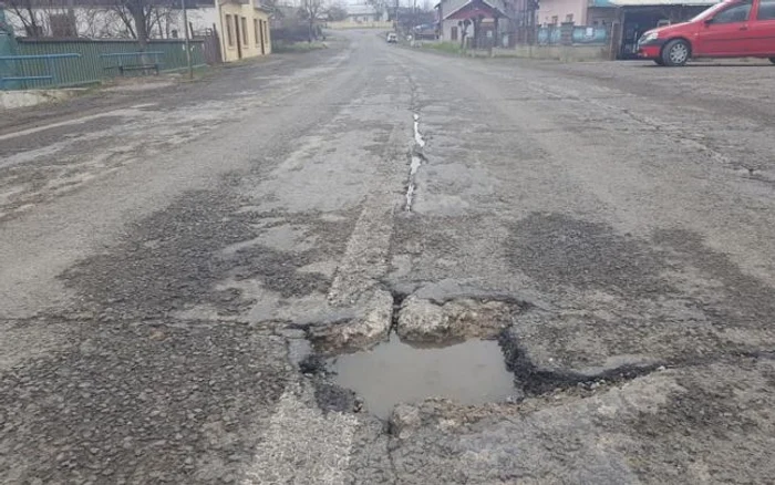 Drumul Suceava - Dorohoi s-a umplut de gropi. FOTO: Oana Şlemco